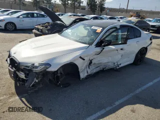 2021 BMW M5 z VIN WBS83CH00MCF66384, wystawiony jako Copart lot #55324995 z przebiegiem Nie podano mil oraz Szkody całkowita. Historia ofert i sprzedaży dostępna na DreamBid. Obrazek 1.