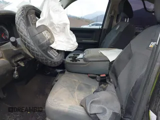 2018 Ram 2500 Tradesman z VIN 3C6UR5CL0JG369584, wystawiony jako IAAI lot #41424493 z przebiegiem Nie podano mil oraz . Historia ofert i sprzedaży dostępna na DreamBid. Obrazek 5.