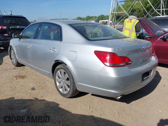 2005 Toyota Avalon XL z VIN 4T1BK36B95U050498, wystawiony jako IAAI lot #42220560 z przebiegiem 140 222 mil mil oraz . Historia ofert i sprzedaży dostępna na DreamBid. Obrazek 3.