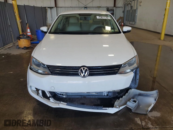 2013 Volkswagen Jetta SE z VIN 3VWDX7AJ4DM385480, wystawiony jako Copart lot #54165675 z przebiegiem 93 648 mil mil oraz Czysty tytuł • Clean title. Historia ofert i sprzedaży dostępna na DreamBid. Obrazek 5.