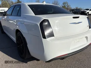2018 Chrysler 300 Touring z VIN 2C3CCAAG0JH281983, wystawiony jako Copart lot #50268725 z przebiegiem 209 195 mil mil oraz Czysty tytuł • Clean title. Historia ofert i sprzedaży dostępna na DreamBid. Obrazek 3.