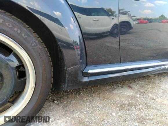 2018 Volkswagen Beetle S z VIN 3VWFD7ATXJM705321, wystawiony jako IAAI lot #40118047 z przebiegiem Nie podano mil oraz . Historia ofert i sprzedaży dostępna na DreamBid. Obrazek 17.