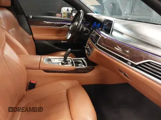 2018 BMW 7 Series 740i xDrive z VIN WBA7E4C51JGV24133, wystawiony jako IAAI lot #42253139 z przebiegiem 77 370 mil mil oraz . Historia ofert i sprzedaży dostępna na DreamBid. Obrazek 5.