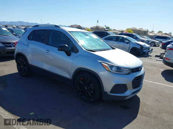 2020 Chevrolet Trax LT z VIN 3GNCJLSB8LL336990, wystawiony jako IAAI lot #42105917 z przebiegiem 97 424 mil mil oraz . Historia ofert i sprzedaży dostępna na DreamBid. Obrazek 1.