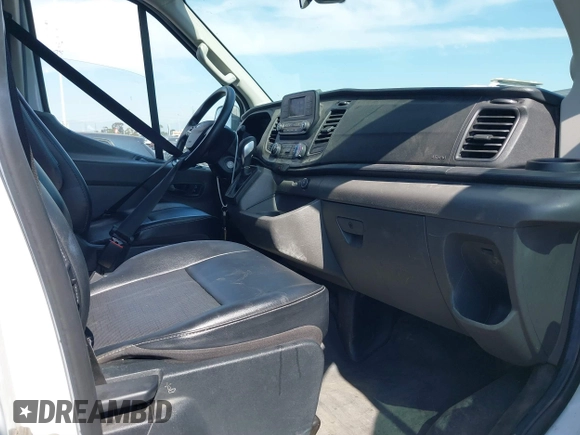 2020 Ford Transit Cargo z VIN 1FTBR1C83LKB11124, wystawiony jako IAAI lot #41634299 z przebiegiem 80 802 mil mil oraz . Historia ofert i sprzedaży dostępna na DreamBid. Obrazek 5.