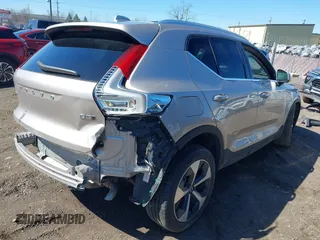 2024 Volvo XC40 Plus Bright Theme z VIN YV4L12UE3R2290695, wystawiony jako IAAI lot #41812076 z przebiegiem 42 047 mil mil oraz . Historia ofert i sprzedaży dostępna na DreamBid. Obrazek 4.