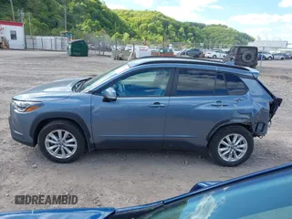 2023 Toyota Corolla Cross LE z VIN 7MUCAABG4PV063433, wystawiony jako IAAI lot #42227150 z przebiegiem 40 387 mil mil oraz . Historia ofert i sprzedaży dostępna na DreamBid. Obrazek 15.