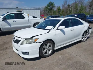 2011 Toyota Camry LE z VIN 4T1BF3EK0BU592218, wystawiony jako IAAI lot #42096268 z przebiegiem 121 132 mil mil oraz . Historia ofert i sprzedaży dostępna na DreamBid. Obrazek 2.