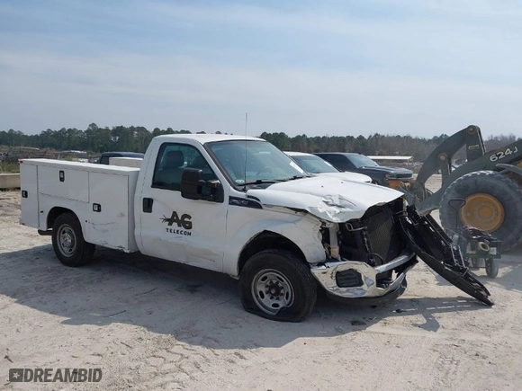 2015 Ford Super Duty F-250 SRW XL with VIN 1FDBF2A63FED11869, listed as a IAAI auction lot 41793343 with 165,644 mi miles. Bid and sale history available at carsss.com. Image 1.