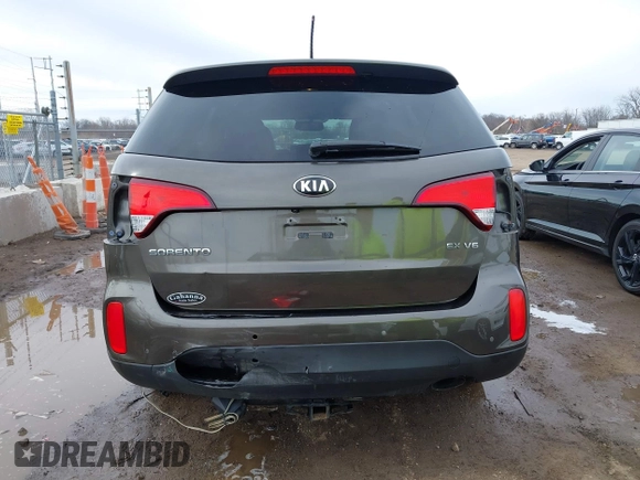 2015 Kia Sorento EX with VIN 5XYKU4A72FG621744, listed as a IAAI auction lot 41877451 with 105,898 mi miles. Bid and sale history available at carsss.com. Image 6.