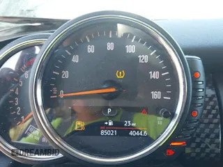 2016 MINI Hardtop 4 Door S z VIN WMWXU3C51G2D29400, wystawiony jako IAAI lot #42064309 z przebiegiem 85 021 mil mil oraz . Historia ofert i sprzedaży dostępna na DreamBid. Obrazek 7.