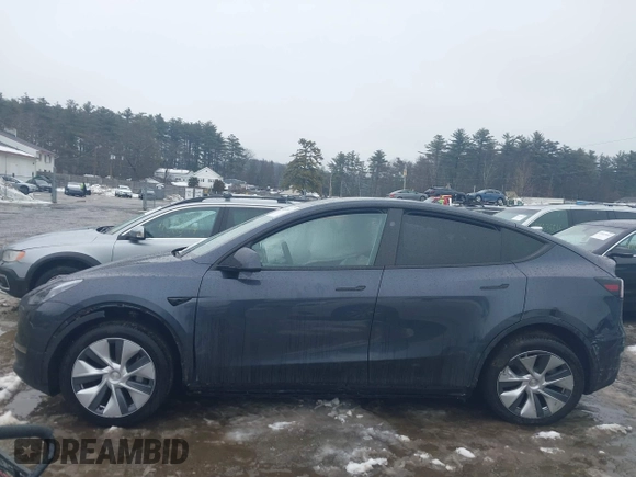 2024 Tesla Model Y Long Range with VIN 7SAYGDEE3RA239499, listed as a IAAI auction lot 41632887 with Not Provided miles. Bid and sale history available at carsss.com. Image 13.