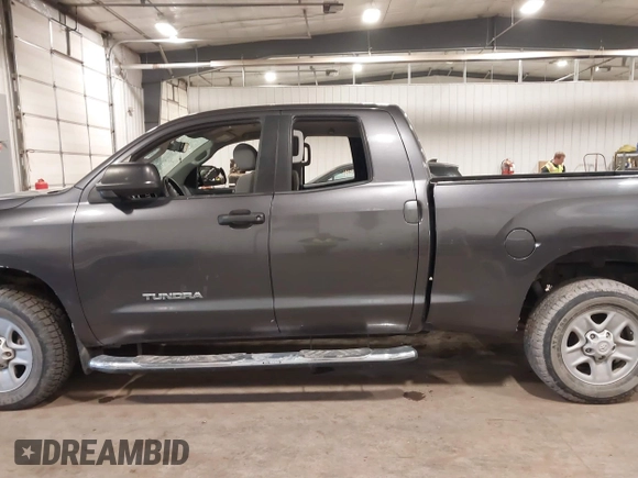 2013 Toyota Tundra z VIN 5TFUM5F11DX045948, wystawiony jako IAAI lot #41687797 z przebiegiem 177 579 mil mil oraz . Historia ofert i sprzedaży dostępna na DreamBid. Obrazek 14.