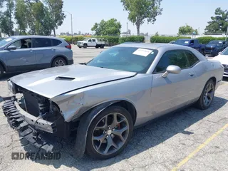 2015 Dodge Challenger SXT Plus z VIN 2C3CDZBG0FH715823, wystawiony jako IAAI lot #42354845 z przebiegiem 130 879 mil mil oraz . Historia ofert i sprzedaży dostępna na DreamBid. Obrazek 2.