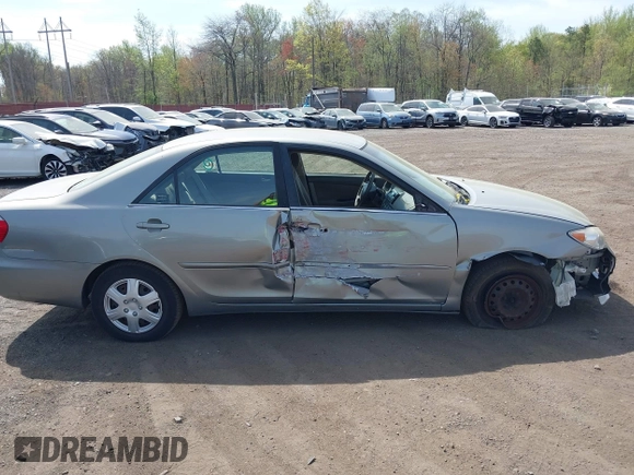 2006 Toyota Camry STD z VIN JTDBE32K063060782, wystawiony jako IAAI lot #42105775 z przebiegiem 304 961 mil mil oraz . Historia ofert i sprzedaży dostępna na DreamBid. Obrazek 13.