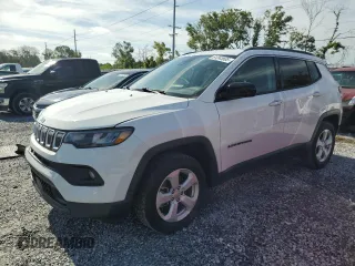 2022 Jeep Compass Latitude z VIN 3C4NJDBBXNT122058, wystawiony jako Copart lot #61243605 z przebiegiem 48 772 mil mil oraz Szkoda całkowita • Salvage title. Historia ofert i sprzedaży dostępna na DreamBid. Obrazek 1.