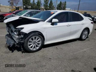 2018 Toyota Camry LE z VIN 4T1B11HK8JU516520, wystawiony jako Copart lot #61967105 z przebiegiem 60 990 mil mil oraz Szkoda całkowita • Salvage title. Historia ofert i sprzedaży dostępna na DreamBid. Obrazek 1.