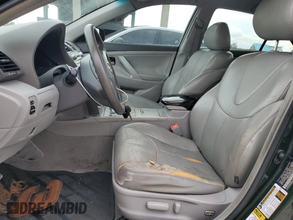 2010 Toyota Camry z VIN 4T1BF3EK4AU570933, wystawiony jako Copart lot #52262475 z przebiegiem 166 277 mil mil oraz Czysty tytuł • Clean title. Historia ofert i sprzedaży dostępna na DreamBid. Obrazek 7.