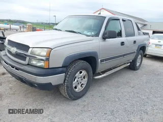 2004 Chevrolet Avalanche Z71 with VIN 3GNEK12T34G257773, listed as a IAAI auction lot 42060079 with 207,227 mi miles. Bid and sale history available at carsss.com. Image 2.