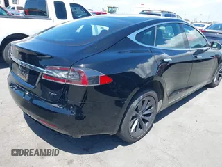 2018 Tesla Model S 75D z VIN 5YJSA1E25JF292480, wystawiony jako IAAI lot #42244185 z przebiegiem 42 199 mil mil oraz . Historia ofert i sprzedaży dostępna na DreamBid. Obrazek 4.