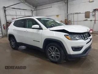 2019 Jeep Compass Latitude z VIN 3C4NJCBB8KT685910, wystawiony jako IAAI lot #42423224 z przebiegiem 70 236 mil mil oraz . Historia ofert i sprzedaży dostępna na DreamBid. Obrazek 1.