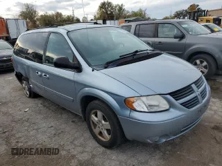 2005 Dodge Caravan SXT with VIN 2D4GP44L25R565890, listed as a Copart auction lot 42324244 with 203,174 mi miles and Non Repairable. Bid and sale history available at carsss.com. Image 4.