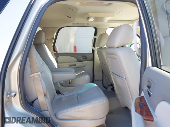 2014 Chevrolet Tahoe LTZ z VIN 1GNSCCE05ER223171, wystawiony jako IAAI lot #41329685 z przebiegiem 150 328 mil mil oraz . Historia ofert i sprzedaży dostępna na DreamBid. Obrazek 8.