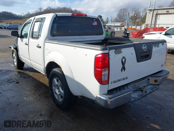 2007 Nissan Frontier SE z VIN 1N6AD07UX7C421926, wystawiony jako IAAI lot #41510697 z przebiegiem 273 908 mil mil oraz . Historia ofert i sprzedaży dostępna na DreamBid. Obrazek 3.