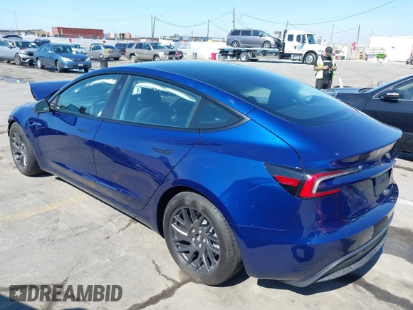 2025 Tesla Model 3 Long Range z VIN 5YJ3E1EB9SF886175, wystawiony jako IAAI lot #41648473 z przebiegiem 395 mil mil oraz . Historia ofert i sprzedaży dostępna na DreamBid. Obrazek 3.