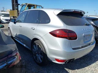 2014 Porsche Cayenne GTS z VIN WP1AD2A29ELA76227, wystawiony jako IAAI lot #42057978 z przebiegiem 92 174 mil mil oraz . Historia ofert i sprzedaży dostępna na DreamBid. Obrazek 3.