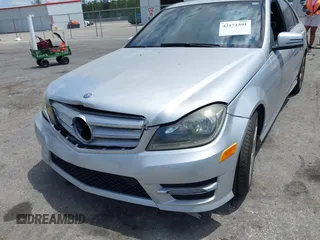 2013 Mercedes-Benz C 250 Sport z VIN WDDGF4HB4DR289787, wystawiony jako IAAI lot #42171301 z przebiegiem Nie podano mil oraz . Historia ofert i sprzedaży dostępna na DreamBid. Obrazek 6.