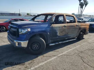 2015 Toyota Tundra SR5 z VIN 5TFEM5F12FX084362, wystawiony jako Copart lot #56882495 z przebiegiem Nie podano mil oraz Szkoda całkowita • Salvage title. Historia ofert i sprzedaży dostępna na DreamBid. Obrazek 1.