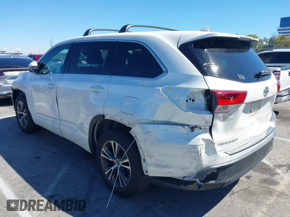 2018 Toyota Highlander LE z VIN 5TDZZRFH2JS278492, wystawiony jako IAAI lot #39094360 z przebiegiem 44 531 mil mil oraz . Historia ofert i sprzedaży dostępna na DreamBid. Obrazek 3.