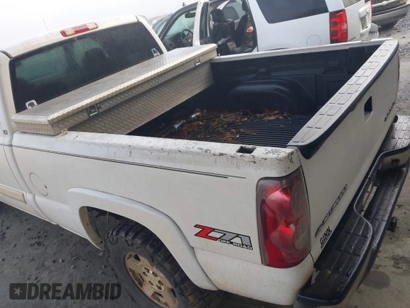 2003 Chevrolet Silverado 1500 with VIN 2GCEK19T231411251, listed as a IAAI auction lot 41513943 with 232,469 mi miles. Bid and sale history available at carsss.com. Image 3.