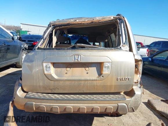 2005 Honda Pilot EX with VIN 5FNYF18475B044570, listed as a IAAI auction lot 41728694 with 200,585 mi miles. Bid and sale history available at carsss.com. Image 17.