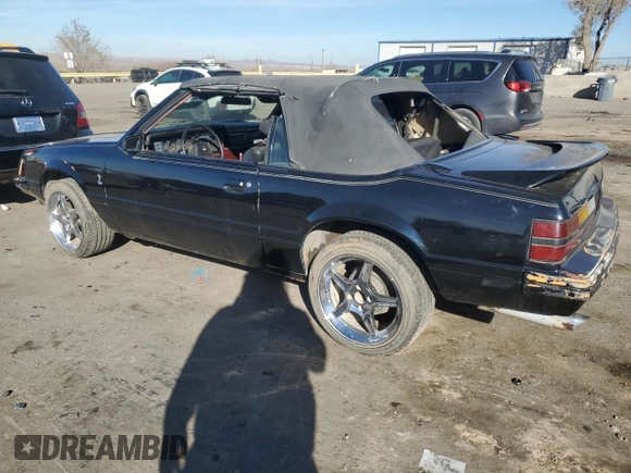 1984 Ford Mustang z VIN 1FABP27M8EF128103, wystawiony jako Copart lot #82441794 z przebiegiem 51 912 mil mil oraz Czysty tytuł • Clean title. Historia ofert i sprzedaży dostępna na DreamBid. Obrazek 2.