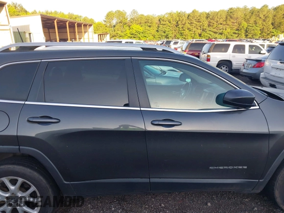 2017 Jeep Cherokee Latitude z VIN 1C4PJLCB6HW542030, wystawiony jako IAAI lot #42306511 z przebiegiem 85 461 mil mil oraz . Historia ofert i sprzedaży dostępna na DreamBid. Obrazek 13.