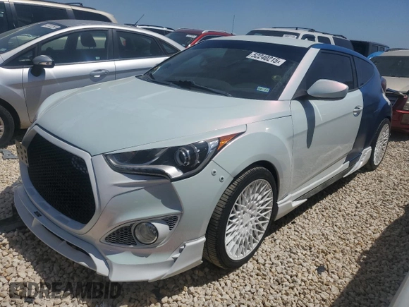 2016 Hyundai Veloster Turbo z VIN KMHTC6AEXGU261247, wystawiony jako Copart lot #52240215 z przebiegiem 137 238 mil mil oraz Czysty tytuł • Clean title. Historia ofert i sprzedaży dostępna na DreamBid. Obrazek 1.