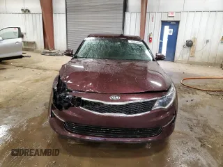 2017 Kia Optima LX z VIN 5XXGT4L3XHG142837, wystawiony jako Copart lot #55059965 z przebiegiem 135 651 mil mil oraz Szkoda całkowita • Salvage title. Historia ofert i sprzedaży dostępna na DreamBid. Obrazek 5.