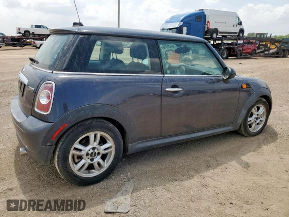 2012 MINI Hardtop z VIN WMWSU3C5XCT261707, wystawiony jako Copart lot #59939565 z przebiegiem 52 509 mil mil oraz Szkoda całkowita • Salvage title. Historia ofert i sprzedaży dostępna na DreamBid. Obrazek 3.