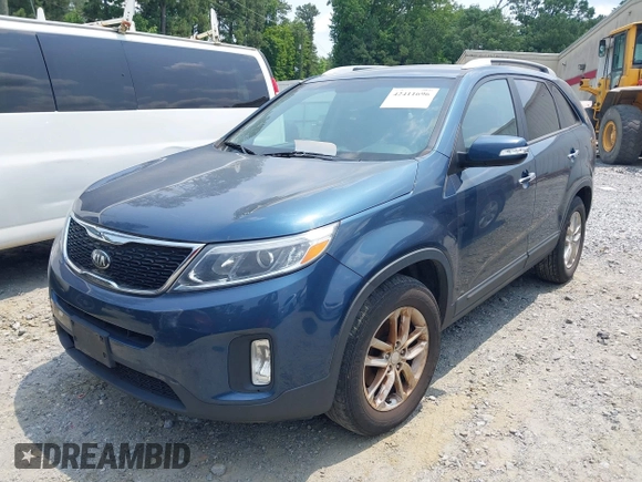 2014 Kia Sorento LX z VIN 5XYKT3A67EG502722, wystawiony jako IAAI lot #42411696 z przebiegiem 104 018 mil mil oraz . Historia ofert i sprzedaży dostępna na DreamBid. Obrazek 2.