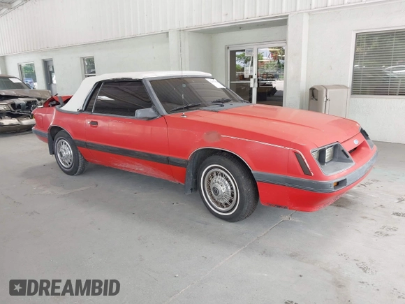 1986 Ford Mustang z VIN 1FABP2738GF131495, wystawiony jako IAAI lot #42437401 z przebiegiem 6 322 mil mil oraz . Historia ofert i sprzedaży dostępna na DreamBid. Obrazek 1.