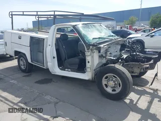 1999 Chevrolet Silverado 2500 z VIN 1GBGC24U2XE246595, wystawiony jako IAAI lot #41865596 z przebiegiem Nie podano mil oraz . Historia ofert i sprzedaży dostępna na DreamBid. Obrazek 1.