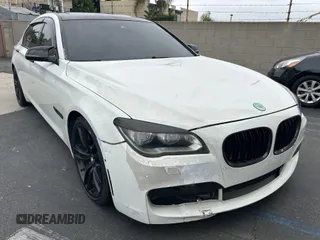 2013 BMW 7 Series 750Li xDrive z VIN WBAYF8C5XDD139832, wystawiony jako IAAI lot #42487869 z przebiegiem 149 480 mil mil oraz . Historia ofert i sprzedaży dostępna na DreamBid. Obrazek 1.