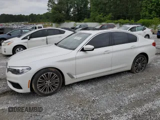 2019 BMW 5 Series 530i z VIN WBAJA5C55KWW36092, wystawiony jako Copart lot #55622305 z przebiegiem Nie podano mil oraz Czysty tytuł • Clean title. Historia ofert i sprzedaży dostępna na DreamBid. Obrazek 1.