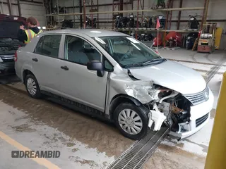 2009 Nissan Versa 1.6 z VIN 3N1CC11E89L460255, wystawiony jako IAAI lot #42161311 z przebiegiem 165 905 mil mil oraz . Historia ofert i sprzedaży dostępna na DreamBid. Obrazek 1.