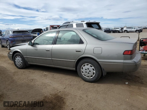 1998 Toyota Camry LE z VIN JT2BG28K7W0215608, wystawiony jako Copart lot #49919085 z przebiegiem 182 353 mil mil oraz Czysty tytuł • Clean title. Historia ofert i sprzedaży dostępna na DreamBid. Obrazek 2.