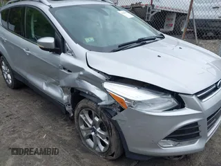 2015 Ford Escape Titanium z VIN 1FMCU9J91FUA85771, wystawiony jako IAAI lot #42306986 z przebiegiem 135 787 mil mil oraz . Historia ofert i sprzedaży dostępna na DreamBid. Obrazek 6.