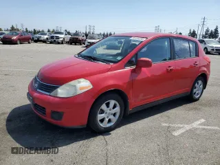 2007 Nissan Versa SL z VIN 3N1BC13E17L423098, wystawiony jako Copart lot #54123235 z przebiegiem 101 217 mil mil oraz Szkoda całkowita • Salvage title. Historia ofert i sprzedaży dostępna na DreamBid. Obrazek 1.