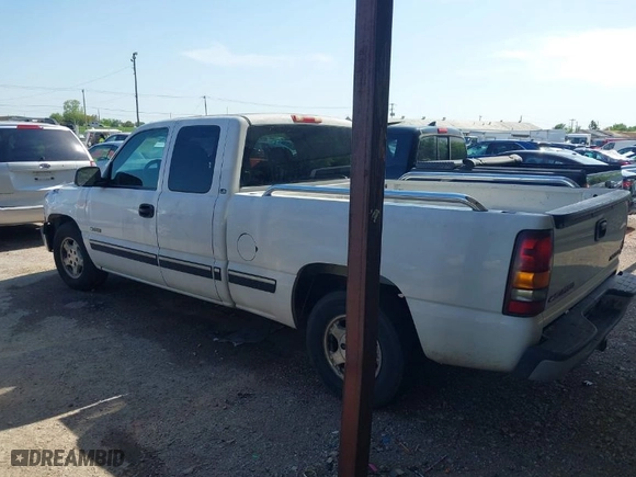 2000 Chevrolet Silverado 1500 LS with VIN 2GCEC19T5Y1372384, listed as a IAAI auction lot 41927436 with 384,813 mi miles. Bid and sale history available at carsss.com. Image 3.